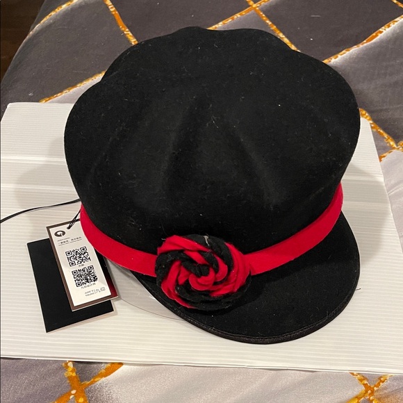 junes young Accessories - Elegant Black Hat with Red Accent